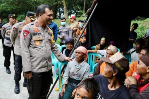 Kunjungi Bakti Kesehatan di Magelang, Kapolda Jawa Tengah Beri Bansos