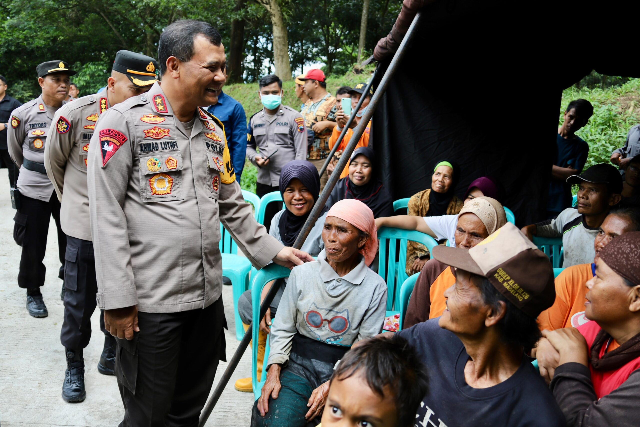 Kapolda Jateng Salurkan Bansos Dan Kunjungi Bakti Kesehatan Di Magelang