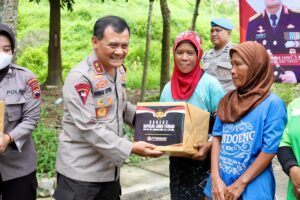 Kapolda Jawa Tengah Salurkan Bansos dan Kunjungi Bakti Kesehatan di Magelang