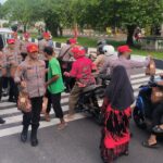 Kapolda Kalteng Bagi Ratusan Takjil Untuk Warga Saat Safari Ramadan