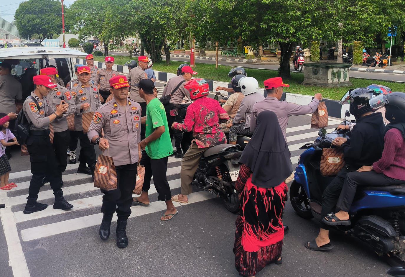 Kapolda Kalteng Bagi Ratusan Takjil Untuk Warga Saat Safari Ramadan