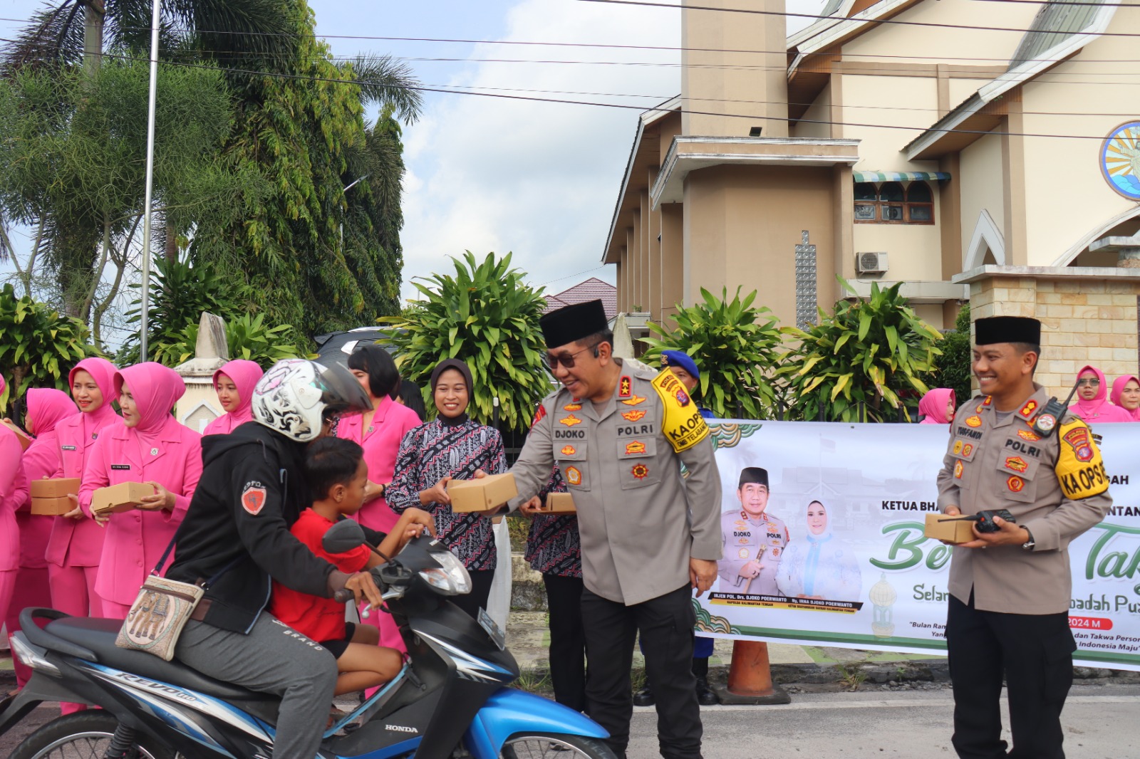 Kapolda Kalteng Bagikan Ratusan Takjil Untuk Warga Saat Safari Ramadan