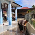 Kapolres Bersihka Parit Masjid