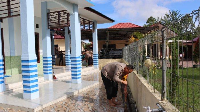 Kapolres Bersihka Parit Masjid