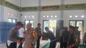 Kapolres Humbahas Shalat Jum’at Berjamaah dengan Masyarakat