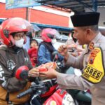 Kapolres Sukoharjo Berbagi Berkah Ramadaan Dan Bagikan Takjil Pada Pengendara