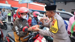 Kapolres Sukoharjo Bagikan Takjil pada Pengendara