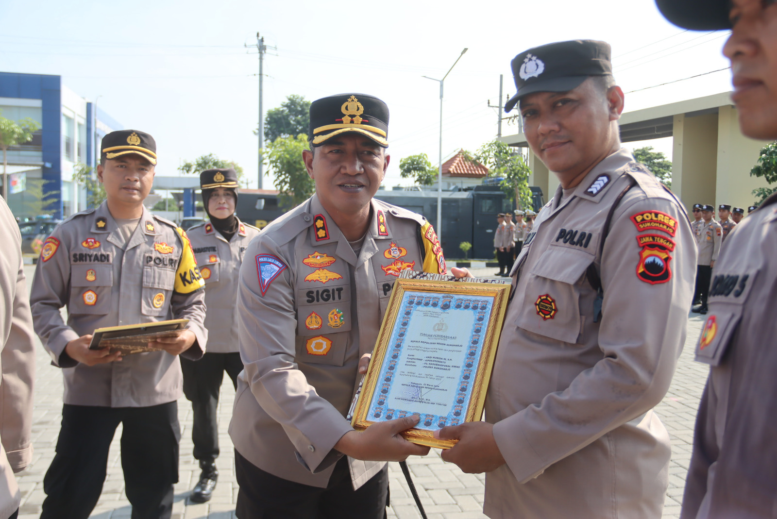 Kapolres Sukoharjo Beri Penghargaan 34 Personil Berprestasi