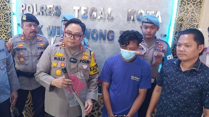 Kapolres Tegal Kota Akbp Rully Thomas Menunjukkan Barang Bukti Celurit