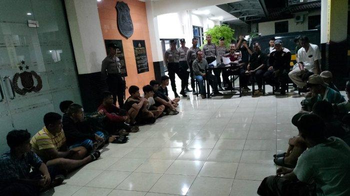 Keenam Belas Remaja Saat Digiring Polisi Di Map