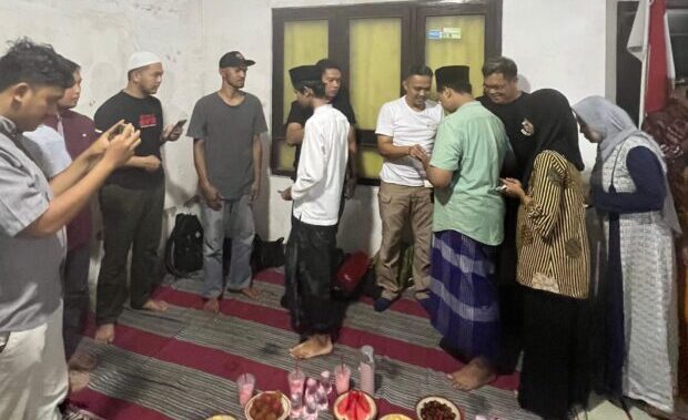 Klub Motor 2tak Bukber Bareng Anak Yatim Dan Bagikan Thr