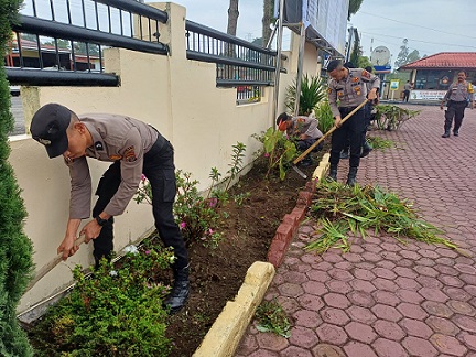 Kopolres Humbahas Bersama Personel Bersih Bersih Mako