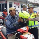 Ok 5 Satlantas Polres Rembang Bagikan Helm Gratis Dalam Rangka Ops Keselamatan Candi 2024