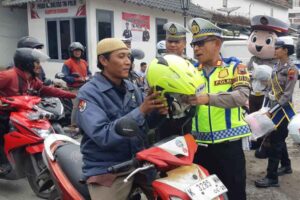 Polres Rembang Bagikan Helm Gratis pada Ops Keselamatan Candi 2024