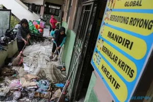 Pascabanjir di Semarang, Guru Dibantu Damkar Gotong Royong Bersihkan Sekolah