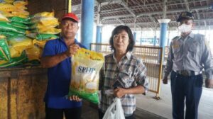 Warga Kota Pekalongan Serbu 500 Paket Sembako Murah