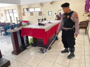 Pastikan Aman, Polres Batang Lakukan Sterilisasi di Sejumlah Gereja