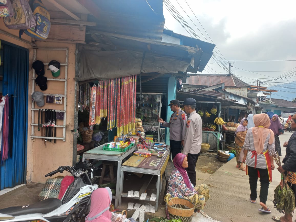 Patroli Polsek Bawang Antisipasi Kejahatan Di Pasar