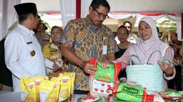 Penjabat Pj Gubernur Jateng Nana Sudjana Meninjau Gerakan Pangan Murah Gpm Di Magelang