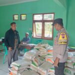 Penyaluran Bantuan Beras Untuk Warga Diamankan Bhabinkamtibmas Polsek Rembang Kota