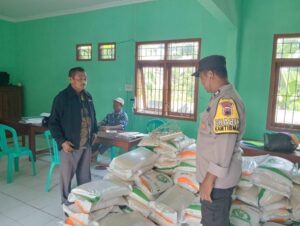 Bhabinkamtibmas Polsek Rembang Kota Amankan Penyaluran Bantuan Beras Untuk Warga