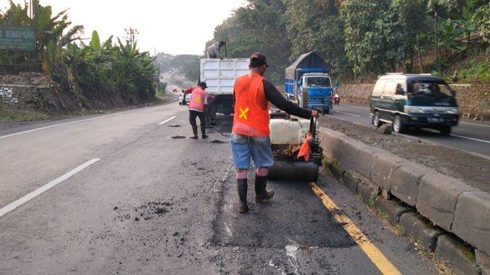 Perbaikan Lubang Di Jalan Pantura Batang Dikebut Jelang Mudik