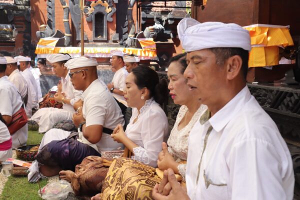 Persembahyangan Bersama Dalam Rangka Piodalan Pura Puja Astuti Polres Jembrana