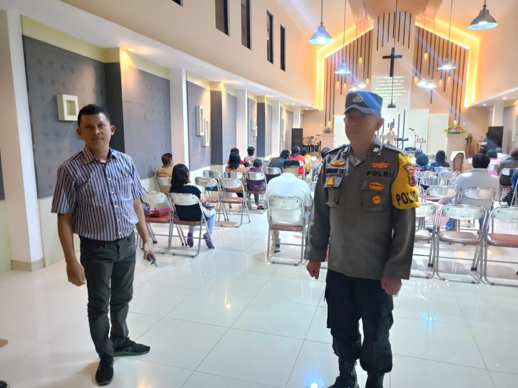 Personil Polres Banjarnegara Lakukan Pengamanan Gereja Saat Umat Kristiani Ibadah