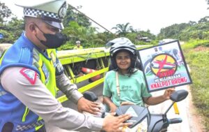 Personil Polres Lamandau Tingkatkan Kesadaran Berlalu Lintas dan Bagikan Stiker