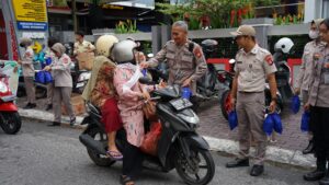 Ramadan Berkah, Rumkit Bhayangkara Kembali Bagi Takjil Gratis ke Masyarakat