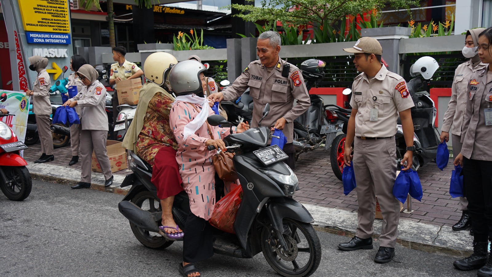 Ramadan Berkah, Rumkit Bhayangkara Kembali Bagi Takjil Gratis Ke Masyarakat