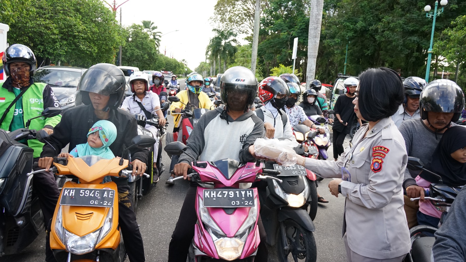 Ratusan Takjil Dibagikan Rumkit Bhayangkara Polda Kalteng Jelang Buka Puasa