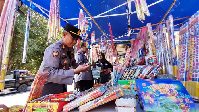 Razia Petasan, Polisi Di Banyuwangi Cegah Pesta Mercon Saat Malam