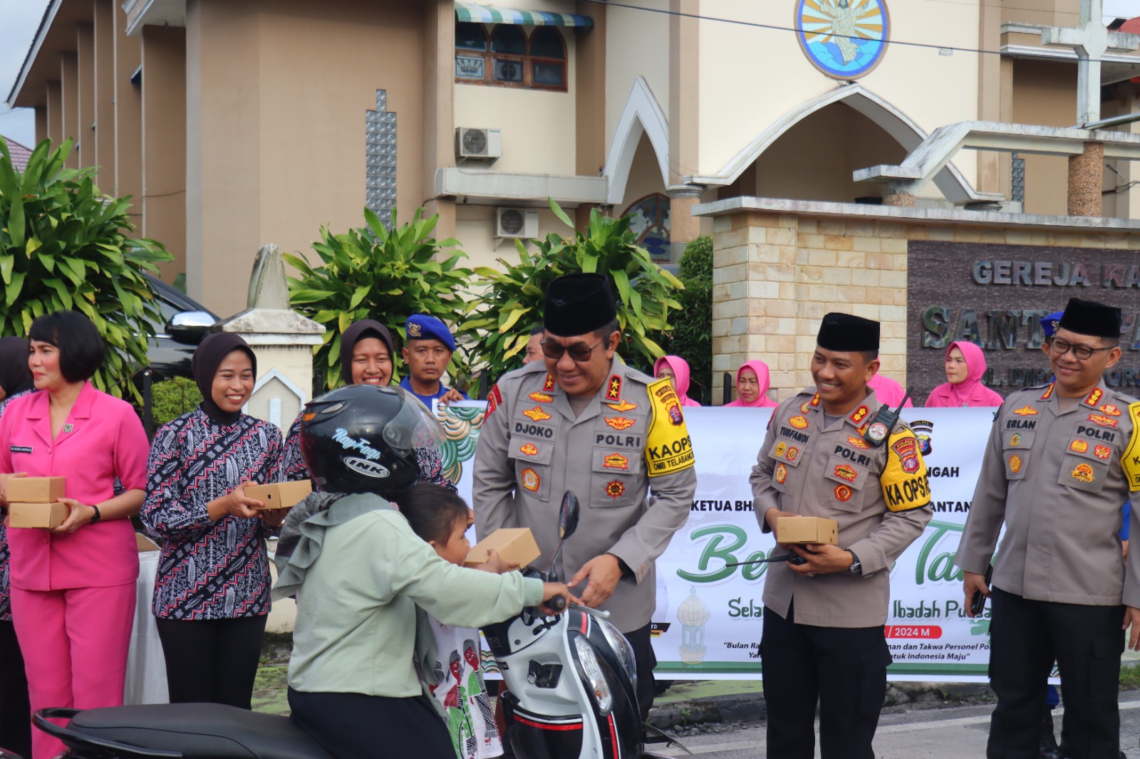 Safari Ramadan Di Polres Kobar, Kapolda Kalteng Bagikan Ratusan Takjil