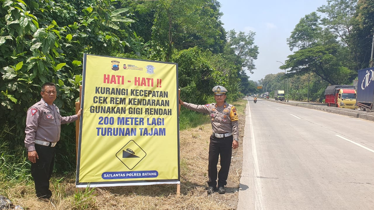 Satlantas Polres Batang Tingkatkan Keselamatan Jalan Dengan Pemasangan Rambu Petunjuk