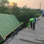 Sebuah Truk Boks Terperosok Ke Parit Di Jalan Lingkar Kaliwungu