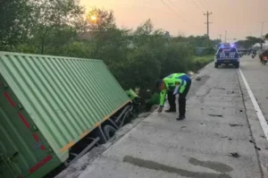 Sebuah Truk Boks Terperosok ke Parit di Jalan Lingkar Kaliwungu Kendal