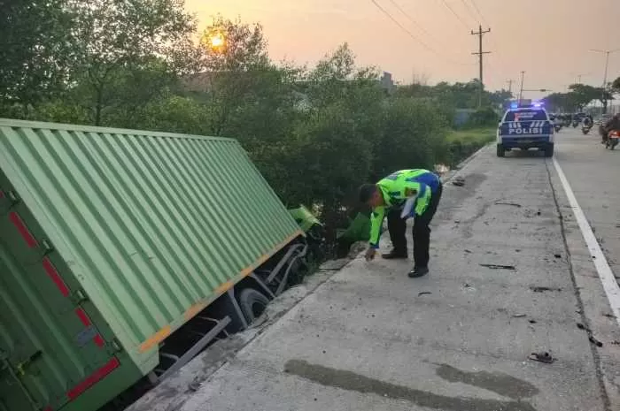 Sebuah Truk Boks Terperosok Ke Parit Di Jalan Lingkar Kaliwungu