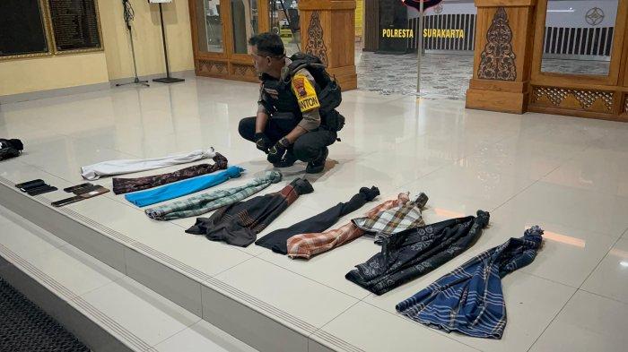 Sejumlah Sarung Yang Digunakan 25 Remaja Usai Perang Sarung Di Jalan Ir Juanda Pucangsawit