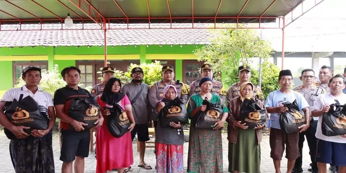 Serahkan Seribu Paket Sembako, Polres Rembang Dan Blora Peduli Korban