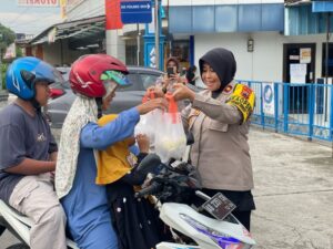 100 Paket Takjil Dibagikan Polres Sukoharjo untuk Berbuka Masyarakat