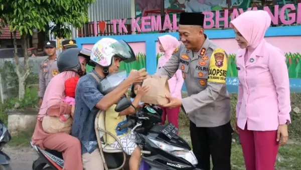 Tk Kemala Bhayangkari Polres Lamandau Ajari Berbagi Sejak Dini Dan