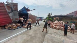 Kecelakaan Tronton Muatan Kopi di Jembatan Rembun Pekalongan hingga Terguling