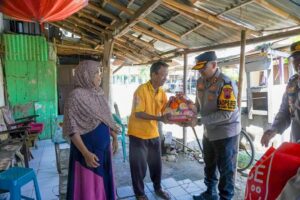 Berempati, Kapolres Batang Kunjungi Petugas KPPS