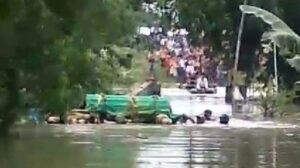 Viral Warga Grobogan Terobos Banjir Seleher demi Antar Keranda Jenazah, Keranda Disimpan di Rakit