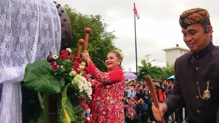 Walikota Semarang Hevearita Gunaryanti Rahayu Memukul Bedug Di Halaman Bal