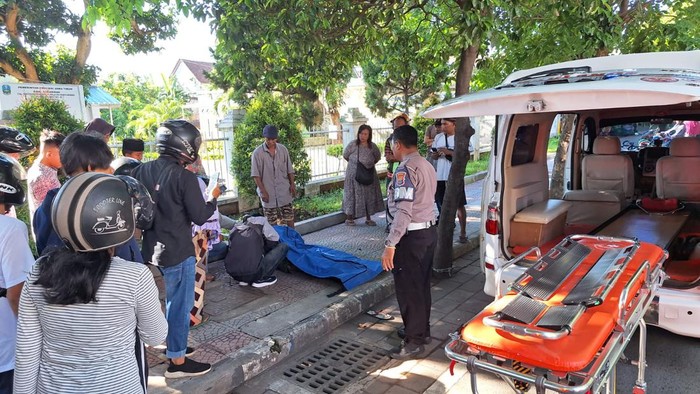 Warga Lateng Banyuwangi Digegerkan Jasad Lelaki Tergeletak Di Trotoar