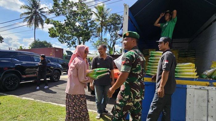 Warga Membeli Beras Sphp Di Bazar Murah Di Magelang