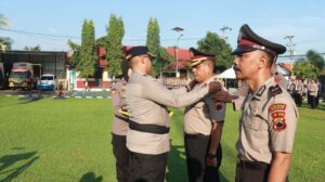 Dua Personel Polres Batang Terima Kenaikan Pangkat Pengabdian