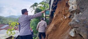 Hujan dengan Intensitas Tinggi Akibatkan Pondasi Tiga Rumah di Paninggaran Pekalongan Alami Longsor